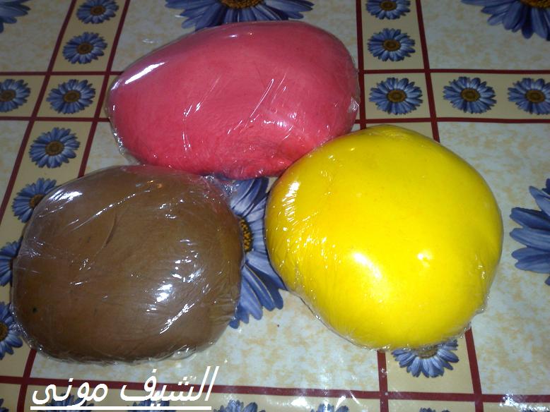 تورتة عيد الأم بكريمة الزبدة البيضا ووردات الفوندان الملونة بلمسات الشيف مونى بالصور 1611